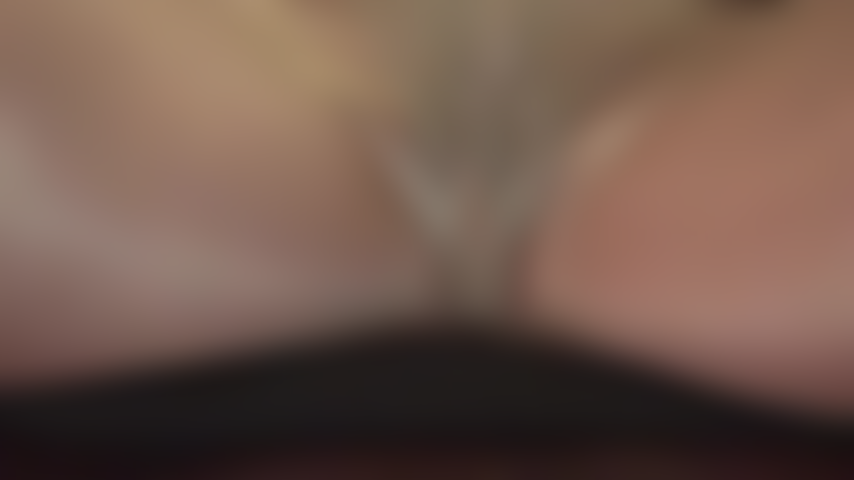 Tassello nei collant e mutandine di seta: è una vista tra le mie lisce cosce di nylon che ti eccita. Annusa.