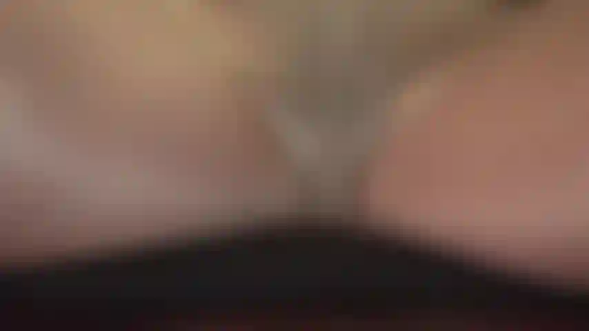 Tassello nei collant e mutandine di seta: è una vista tra le mie lisce cosce di nylon che ti eccita. Annusa.