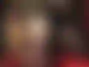 Una gonna sexy in raso dorato lucido con spacco posteriore per mettere in risalto gli strati di calze sottostanti...