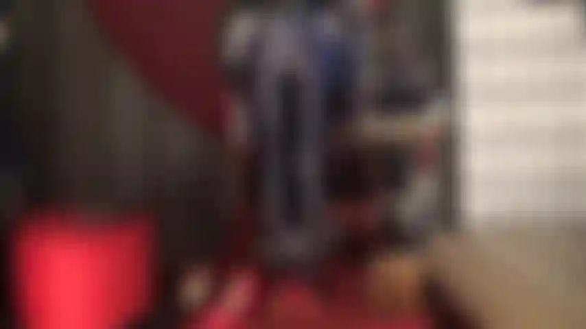 I collant lucidi in spandex grigio scuro leohex abbinati a sabot rossi con tacco alto e décolleté rosse in vernice ti faranno impazzire.