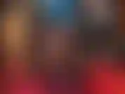 Con un vestito attillato in gomma blu, delle calze sexy in pizzo con cuciture e dei tacchi blu sexy abbinati. Sbavo sul mio perfetto sedere in lattice lucido e sulle mie lunghe gambe.