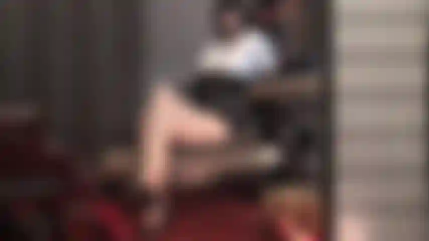 Le gambe di nylon della mia padrona sono la tua più grande eccitazione.