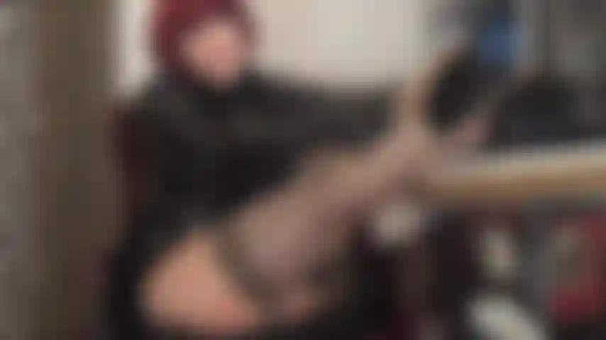 Le gambe sexy in calze a strati sono appoggiate sul tavolo, stuzzicandoti con tacchi e suole in nylon, o preferiresti baciare il meraviglioso culo in collant della padrona vivian?