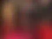 Con gambe sensuali e seducenti, lunghe gambe in calze nere velate con cuciture cubane e décolleté pendenti e sexy.