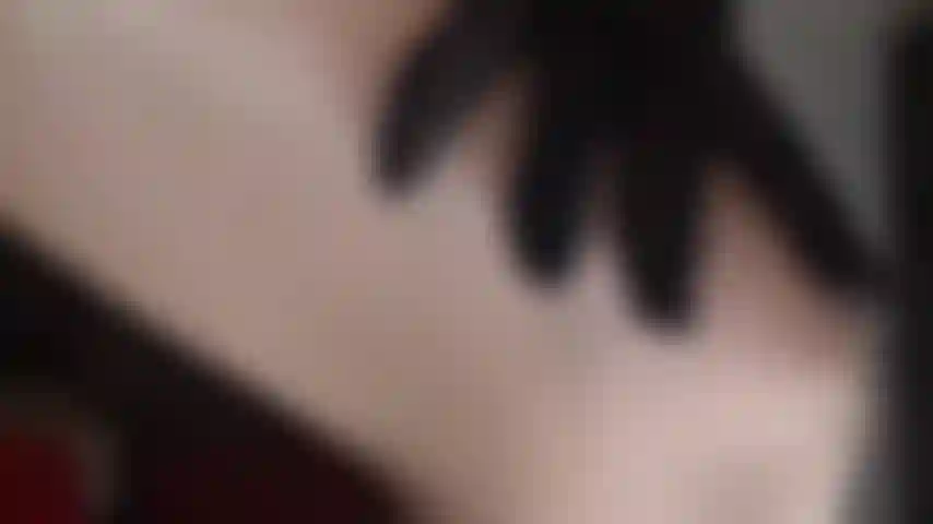 Collant dorati lucidi e décolleté peeptoe giallo neon: goditi questa lenta e sensuale presa in giro e femdom in nylon lucido. Lascia che la padrona munga il tuo cazzo da schiavo con i suoi morbidi guanti di nylon. Per finire, farai scivolare il tuo cazzo lungo il suo arco.