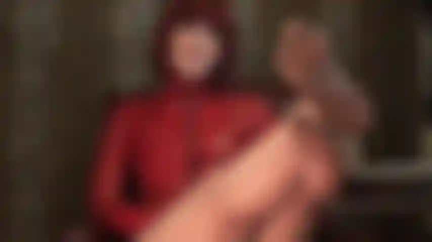 La padrona ti agita i suoi piedi in collant in faccia. Le sue sexy suole e dita in nylon sembrano così perfette e deliziose. Vorresti annusarle e assaggiarle.