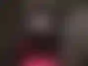 Una dea del lattice, stivali alti, guanti lucidi, giarrettiere e calze sexy.