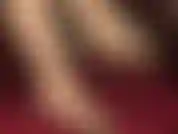 Feticismo dei piedi e gioco con le scarpe: la padrona stuzzica la sottomessa amante dei piedi con piedi lucidi color carne in sandali aperti in pelle scamosciata rosa cipria e un primo piano di piedi penzolanti e in posa.