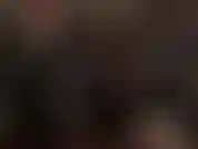 Che si accarezza il cazzo indossando una tuta attillata in lattice nero. Che guarda la tua padrona in lattice mungere questo cazzo. Che si masturba.