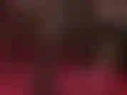 Amante dei tacchi penzolanti: la regina dei tacchi penzolanti stuzzica i piedi dei ragazzi con le sue abili dita che a malapena tengono una sexy décolleté con tacco d'acciaio.