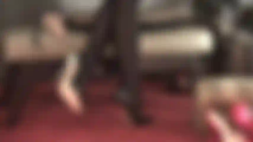 Collant neri lucidi e tacchi altissimi da adorare. La lucentezza di questi collant in spandex mette davvero in risalto i piedi meravigliosamente arcuati e i polpacci sexy della padrona.