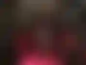 Una signora in nero, con le gambe penzolanti, collant, feticismo dei piedi.