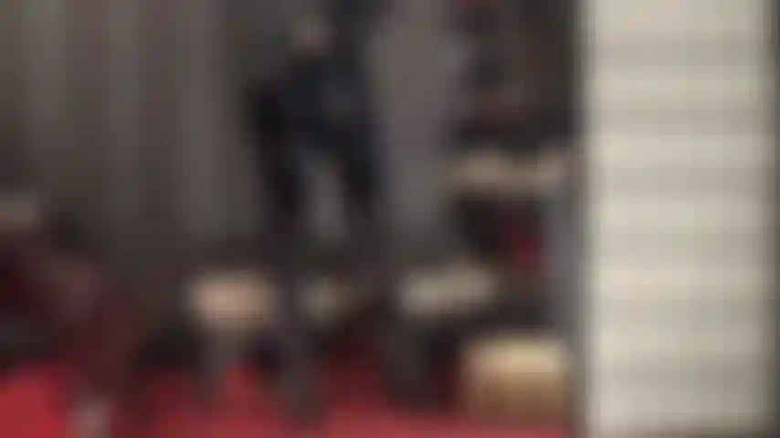 Adoro il fetish e faccio sesso orale con i guanti in vinile lucido: la padrona vivian, in pvc nero lucido, munge il tuo duro e pulsante cazzo da schiavo.