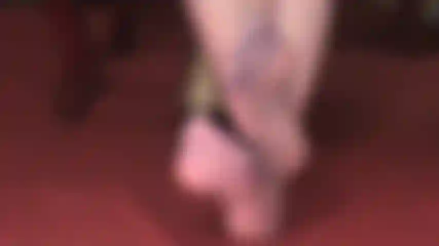 Con bei piedi in collant color lavanda, accarezzati da guanti di raso color lavanda.