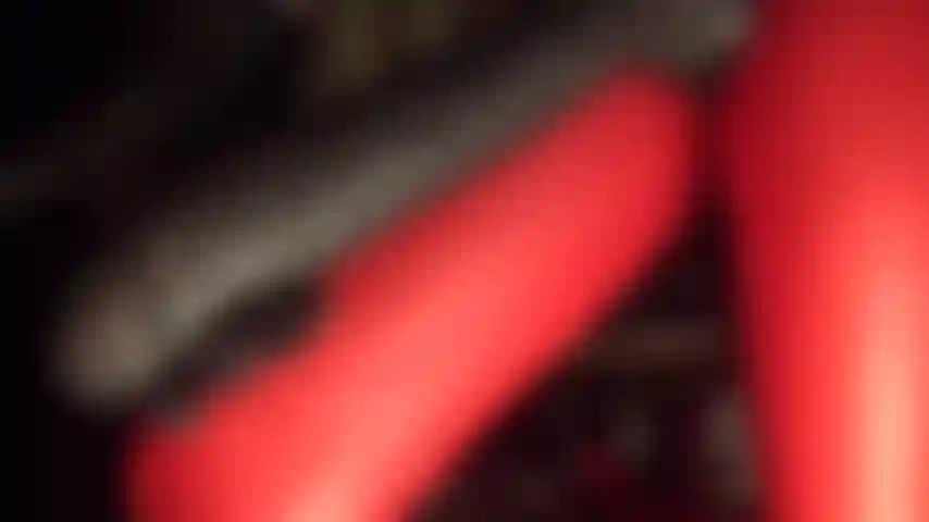 Vuoi un cazzo. Vuoi un grosso cazzo nero. Desideri la sensazione di un enorme cazzo nero che ti allarga. Vuoi sentirlo venire giù per la gola e dentro il tuo culo da puttana.