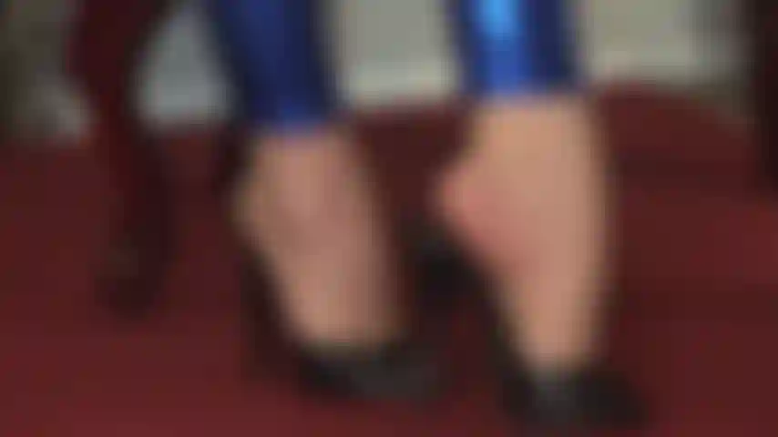 Un'intensa adorazione dei piedi e dei tacchi alti con le mie mules in pelle nera: la mia padrona capisce il tuo amore per i suoi piedi splendidamente arcuati e i suoi tacchi a spillo sexy.