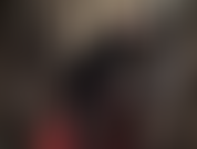 Capelli corti, pelliccia, stivali alti in pelle, enorme strap-on nero. La mia padrona è più bella con questo cappotto lussuoso, occhiali da sole e stivali alti.