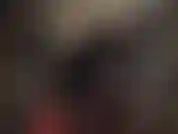 Capelli corti, pelliccia, stivali alti in pelle, enorme strap-on nero. La mia padrona è più bella con questo cappotto lussuoso, occhiali da sole e stivali alti.