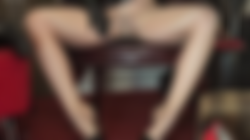 Findom - niente mutandine in collant lucidi e trasparenti. Se ti piace il sesso peloso e saporito, questo è per te. Il tuo più grande desiderio è trovarti tra queste gambe. La padrona chiede un extra per questo piacere.