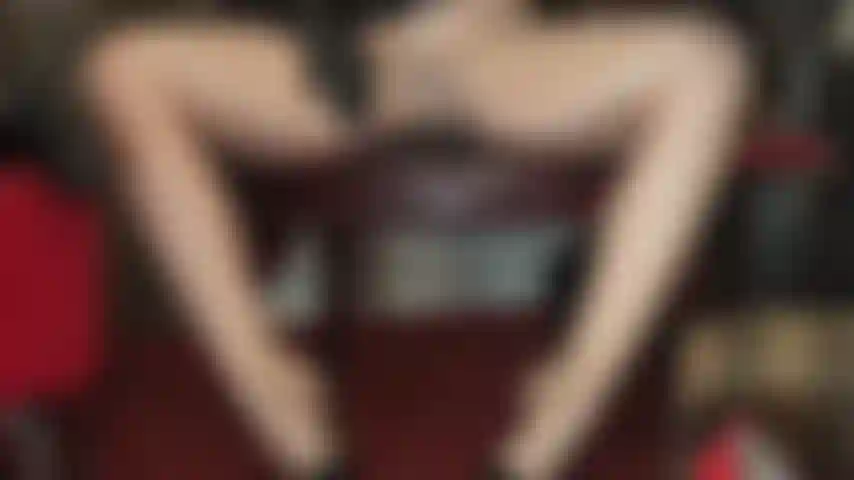 Findom - niente mutandine in collant lucidi e trasparenti. Se ti piace il sesso peloso e saporito, questo è per te. Il tuo più grande desiderio è trovarti tra queste gambe. La padrona chiede un extra per questo piacere.