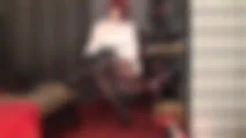 La padrona vivian ti accarezza il cazzo su tutte le sue gambe perfette in collant.