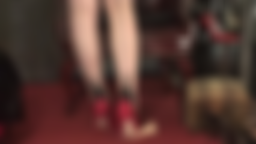 Calpesto il cazzo e cambio i collant color carne con cucitura nera con un paio nero con cucitura rossa.