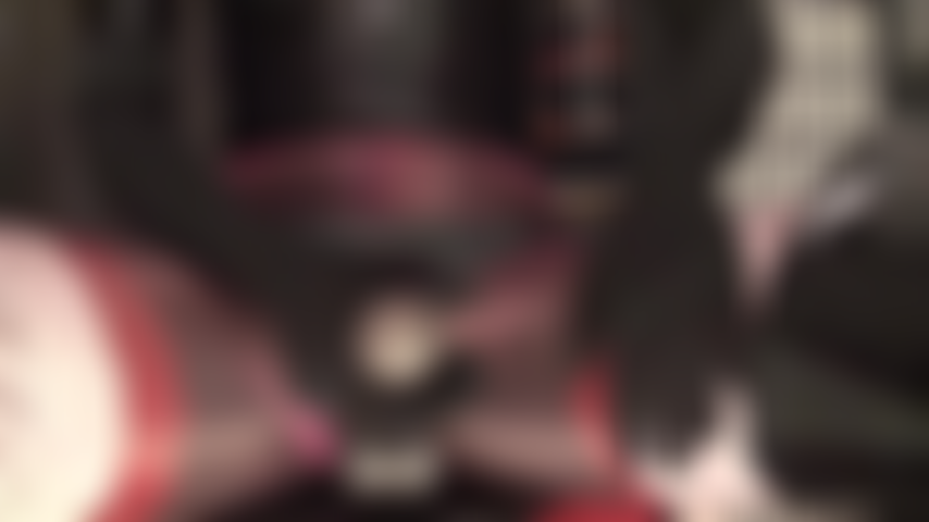 Il cazzo della padrona ti eccita: stivali alti fino alla coscia, tuta in spandex, molti strati di calze e collant sexy, feticismo dello sputo e punto di vista con strap-on nero.