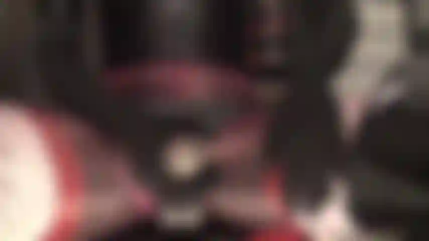 Il cazzo della padrona ti eccita: stivali alti fino alla coscia, tuta in spandex, molti strati di calze e collant sexy, feticismo dello sputo e punto di vista con strap-on nero.