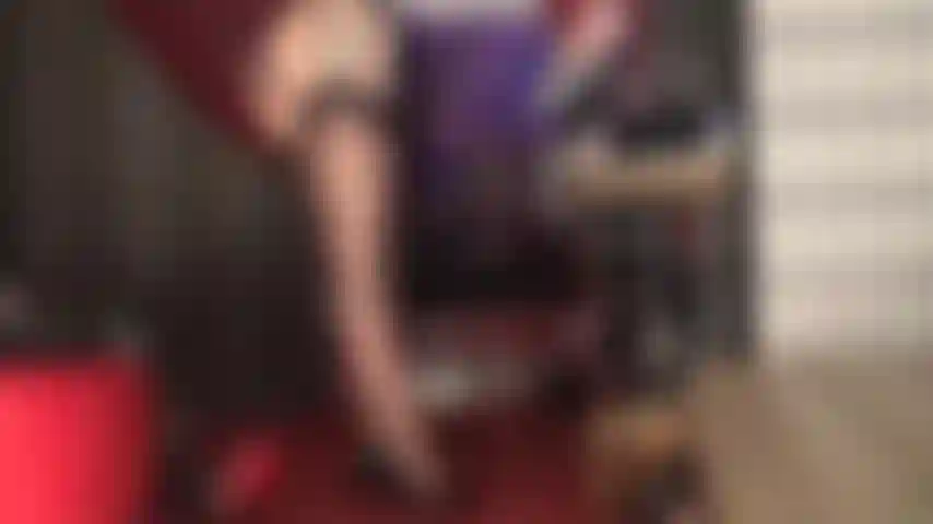 La padrona ha le sue mani guantate, i suoi tacchi alti e il suo culo rivestito di nylon sul tuo cazzo. Riesci a gestire la provocazione con dei collant vintage con cuciture?