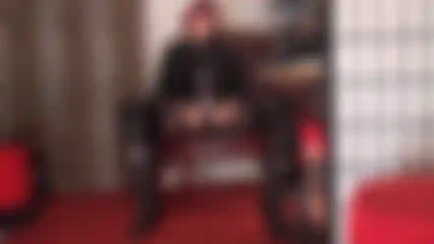 Ti stuzzico con lo strapon in calze e stivali alti - la padrona vivian ti ha fatto innamorare del suo grosso cazzo, te lo accarezza lentamente... Proprio nella tua bocca aperta da puttana.