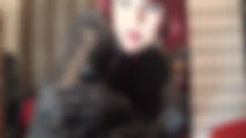 La padrona ti ha fatto innamorare del suo bellissimo culo in pelle nera e collant. Ha intenzione di mungere fino all'ultima goccia di sperma dal tuo dolorante cazzo da schiavo.