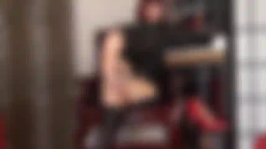 Il meraviglioso profumo dei piedi in collant che esce dagli stivali di pelle... Il tuo naso e la tua bocca non vedono l'ora di assaporare l'aroma e il sapore dei piedi in nylon della padrona.