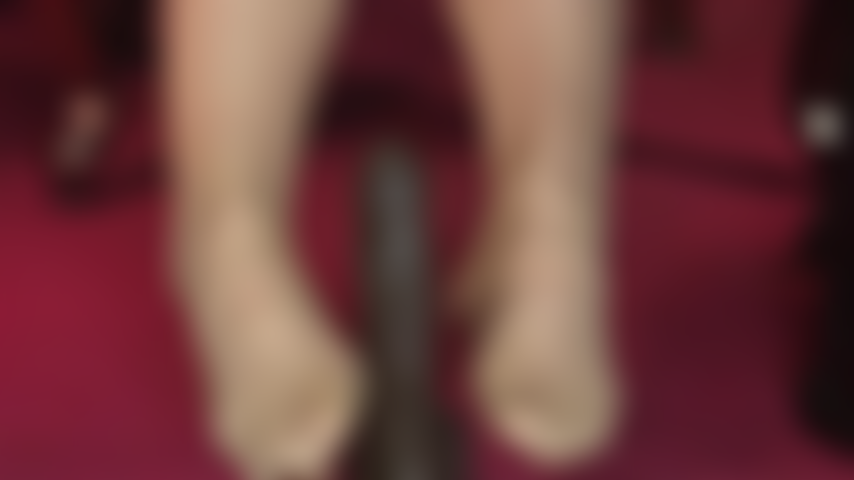 I miei piedi sexy in collant abbronzati accarezzano un cazzo nero.