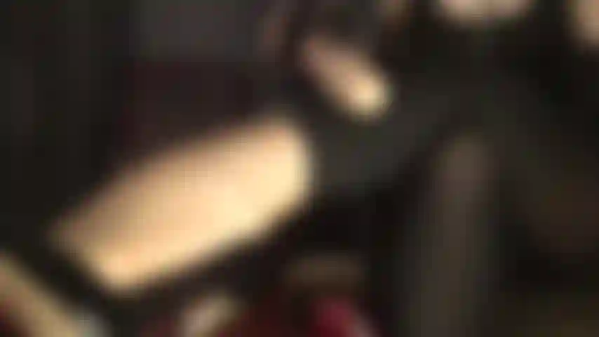Questi leggings e guanti ti mungeranno per bene - le gambe della padrona sono così scopabili in leggings neri opachi di nylon.