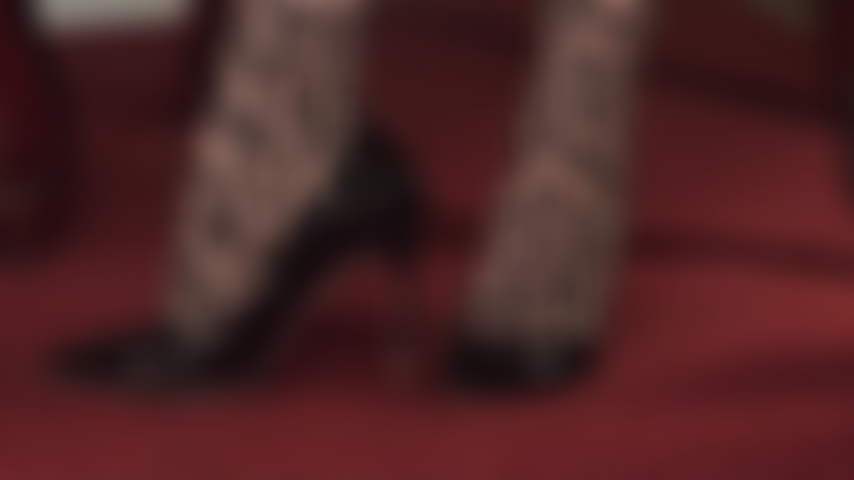 La perfezione dei tacchi alti e lucenti: indosso un paio di collant leopardati e la mia padrona mi mostra le sue décolleté nere lucide.