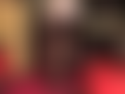 Feticista delle gambe incrociate, con collant opachi marrone scuro e décolleté con tacco in acciaio.