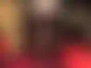 Feticista delle gambe incrociate, con collant opachi marrone scuro e décolleté con tacco in acciaio.