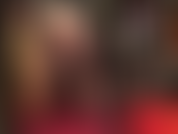 Oh mio dio! Questo paio di calze grigie sexy è così trasparente che non lascia quasi nulla all'immaginazione... La padrona fa gocciolare il cazzo del tuo schiavo mentre guarda queste gambe, e mmmm mutandine nude sotto...