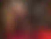 Oh mio dio! Questo paio di calze grigie sexy è così trasparente che non lascia quasi nulla all'immaginazione... La padrona fa gocciolare il cazzo del tuo schiavo mentre guarda queste gambe, e mmmm mutandine nude sotto...