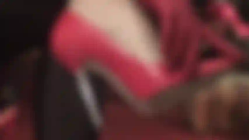 Questa lenta ed estremamente sensuale provocazione con guanti rossi e décolleté in vernice rossa con tacco in acciaio abbinato ti fa implorare, sbavare, desiderare, volere, aver bisogno... Solo una cosa: stare sotto i suoi tacchi e i suoi piedi.