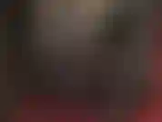 Vestita interamente in pelle, guanti, stivali, gonna, lungo cappotto. Incredibilmente bella.