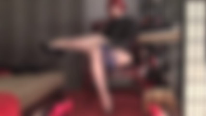 Quanto durerai? Il tuo cazzo è intrappolato tra le gambe dei collant della padrona, munto con la morbida morbidezza delle mutandine di raso blu scuro.