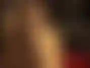 Non può mai essere troppo luccicante! Ecco perché la padrona vivian aggiunge un altro strato di collant lucidi e accarezza le sue lunghe gambe sexy e i suoi splendidi piedi con guanti di raso setoso.