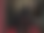 Con guanti in lattice e strapon nero, una padrona completamente vestita di gomma nera che mi stuzzica con i suoi guanti e il suo grosso cazzo.