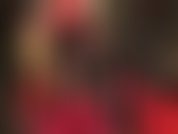 La padrona indossa un seducente vestito rosso attillato e corto con collant neri e stivali corti lucidi, guanti e un cappello di pelle, stuzzicando il tuo cazzo duro. Così sexy!