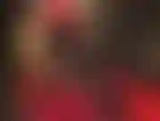 La padrona indossa un seducente vestito rosso attillato e corto con collant neri e stivali corti lucidi, guanti e un cappello di pelle, stuzzicando il tuo cazzo duro. Così sexy!