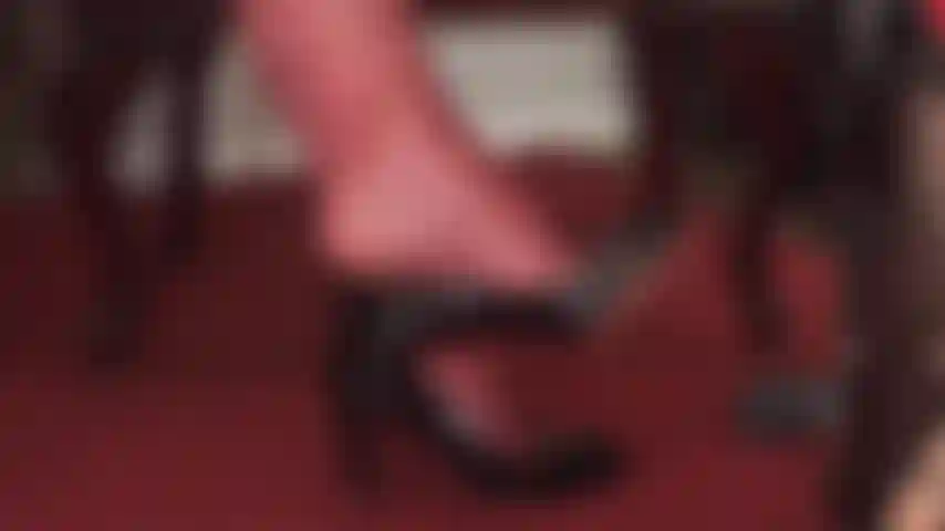 Con delle décolleté lucide e penzolanti in vernice: abbandonati al tuo feticismo per le scarpe mentre la padrona ti fa penzolare due paia diversi di tacchi alti, un paio di décolleté gucci con nappe e delle peeptoe con tacco a spillo.