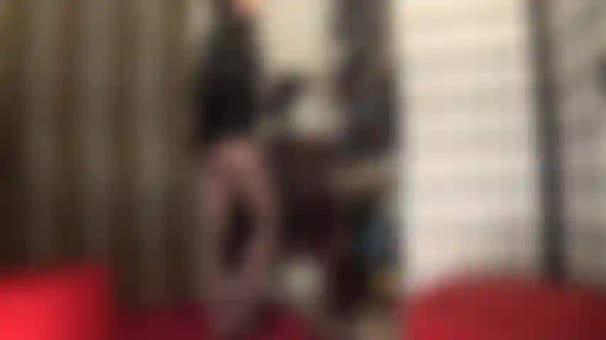 Pantaloncini corti, collant, stivali di pelle fino al ginocchio, guanti e giacca corta, che alimentano la tua dipendenza dal mio culo e dalle mie gambe.