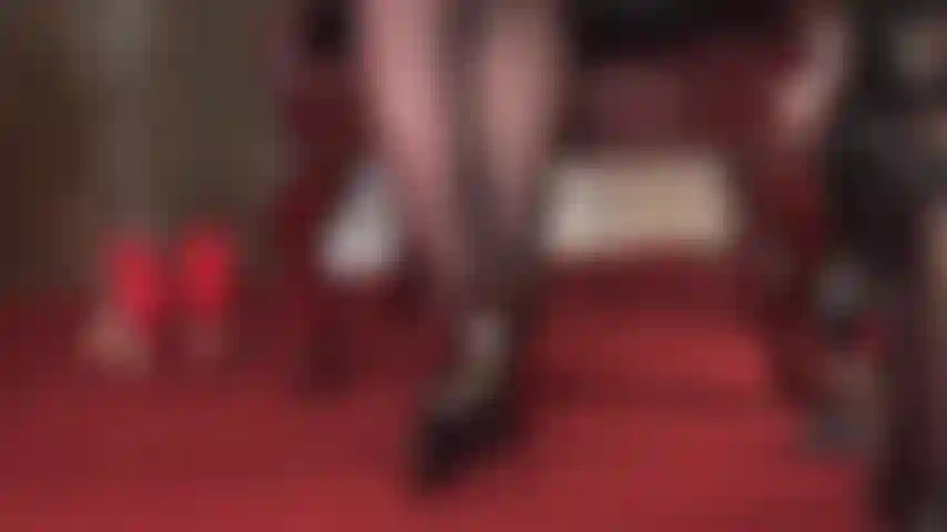 Con archi plantari alti, collant e adorazione dei piedi, con graziose décolleté in pelle prada.