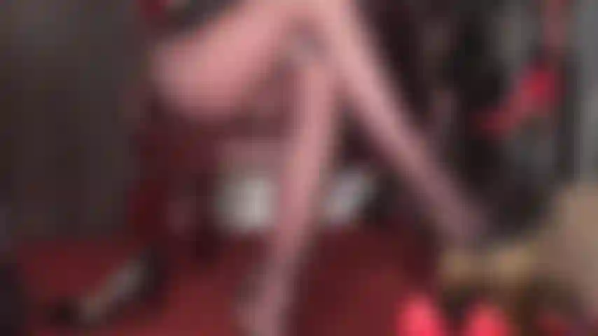 Il tuo cazzo è intrappolato tra le cosce di nylon incrociate della padrona, senza via d'uscita finché non avrà estratto tutto il tuo sperma. Che usi i suoi tacchi a spillo, i suoi guanti o una spazzola di metallo... La padrona ottiene sempre ciò che vuole.